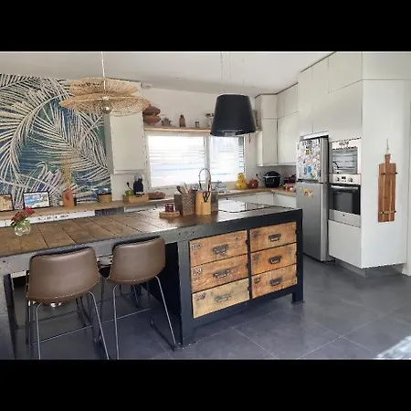 3-bedroom House With Garden, Hammock, And Between Your Toes